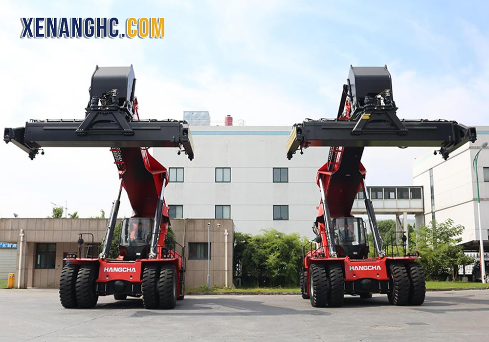 Bàn giao xe nâng gắp container 45 tấn chính hãng Hangcha (Reachstacker)