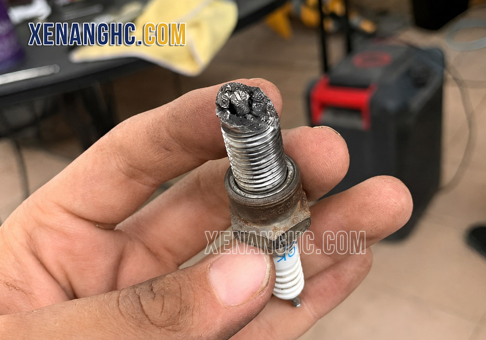 Bugi xe nâng bị hư hỏng