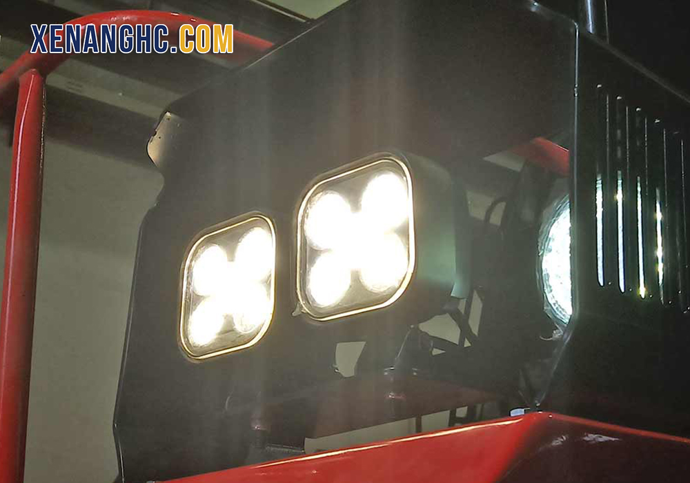 Đèn led trên xe nâng gắp container 45 tấn Hangcha (Reachstacker)