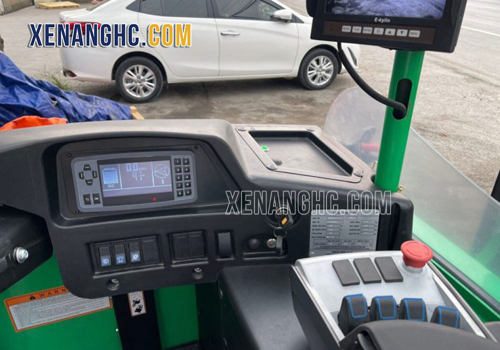 Không gian lái thoải mái trên xe nâng Man-down Hangcha
