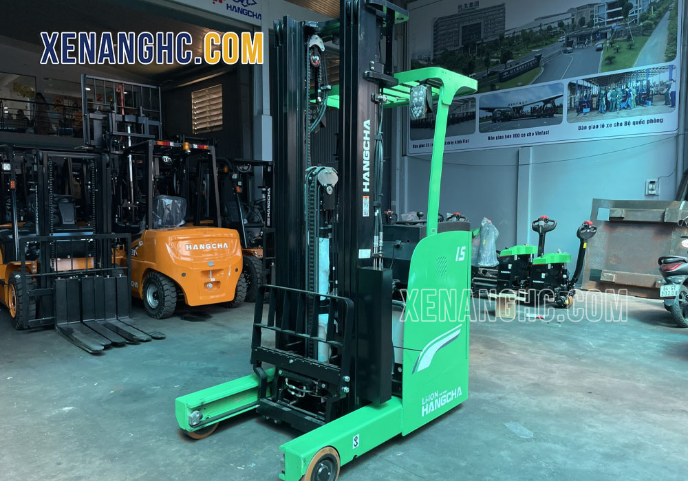 Kích thước xe nâng đối với nhà kho có lối đi trung bình hẹp