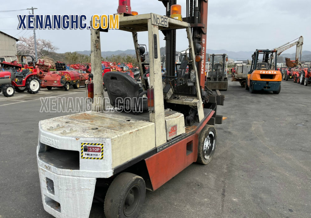 Kiểm tra độ xước của ty ben thủy lực và xích tải trên xe nâng Nhật bãi cũ