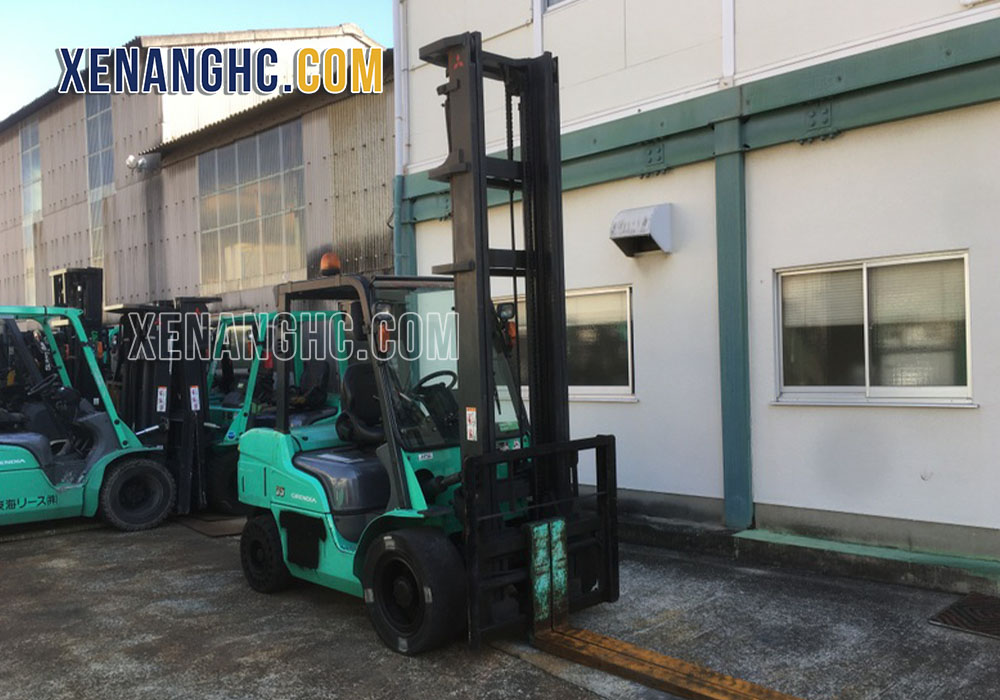 Nâng hàng thực tế là bước bắt buộc khi đi test xe nâng Nhật bãi cũ