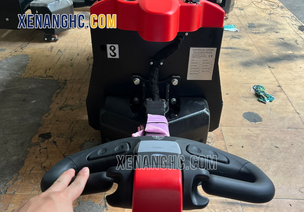 Nút điều khiển trên xe nâng mặt bàn Hangcha 2005XB