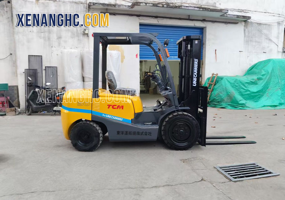 Quan sát khoang động cơ để đánh giá tình trạng rò rỉ trên xe nâng Nhật bãi cũ