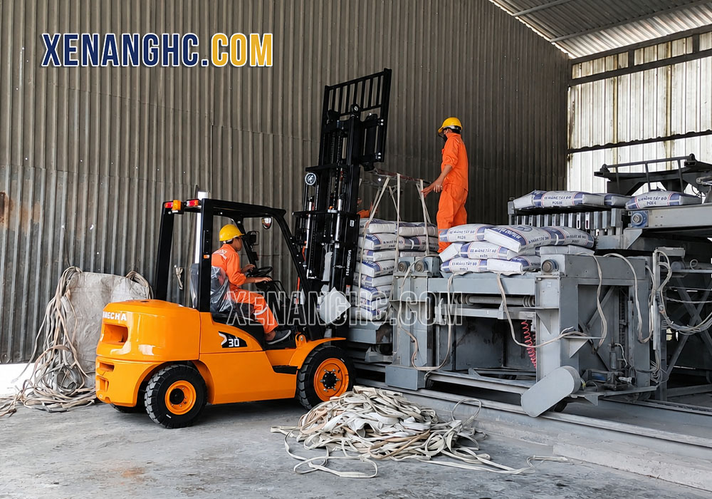 Ứng dụng hệ thống cáp trên xe nâng xi măng Hangcha giúp nâng hàng chục bao cùng lúc