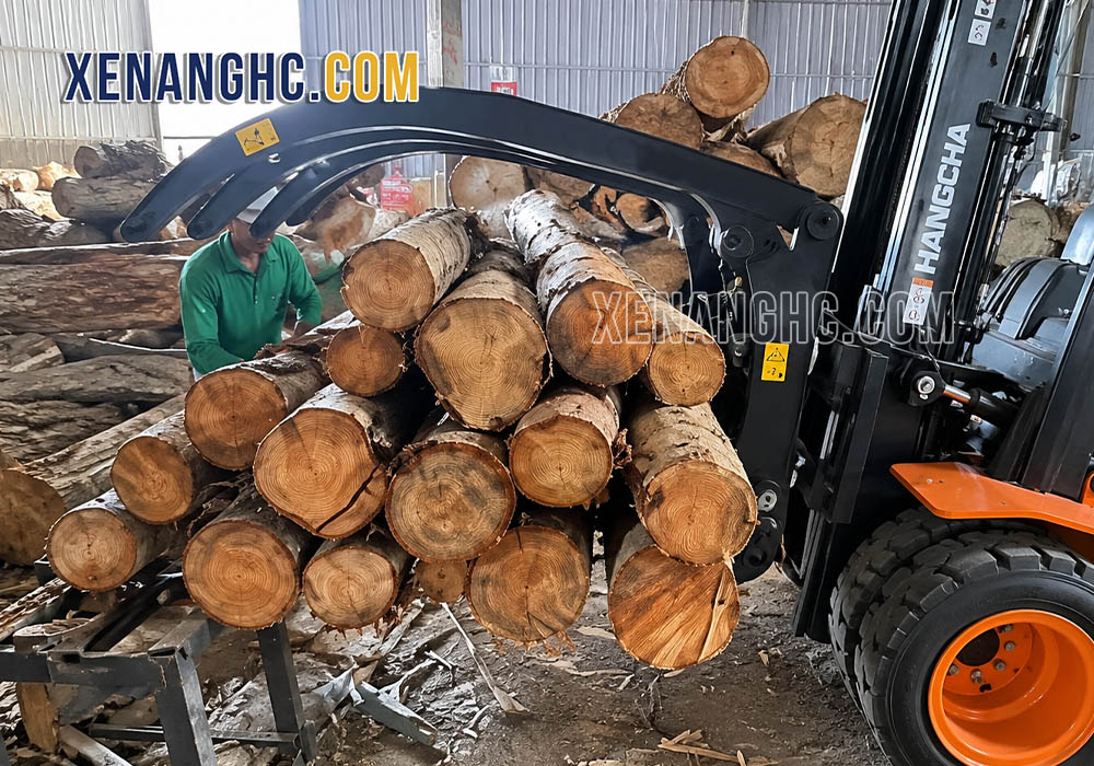 Ứng dụng thực tiễn của xe nâng kẹp gỗ Hangcha