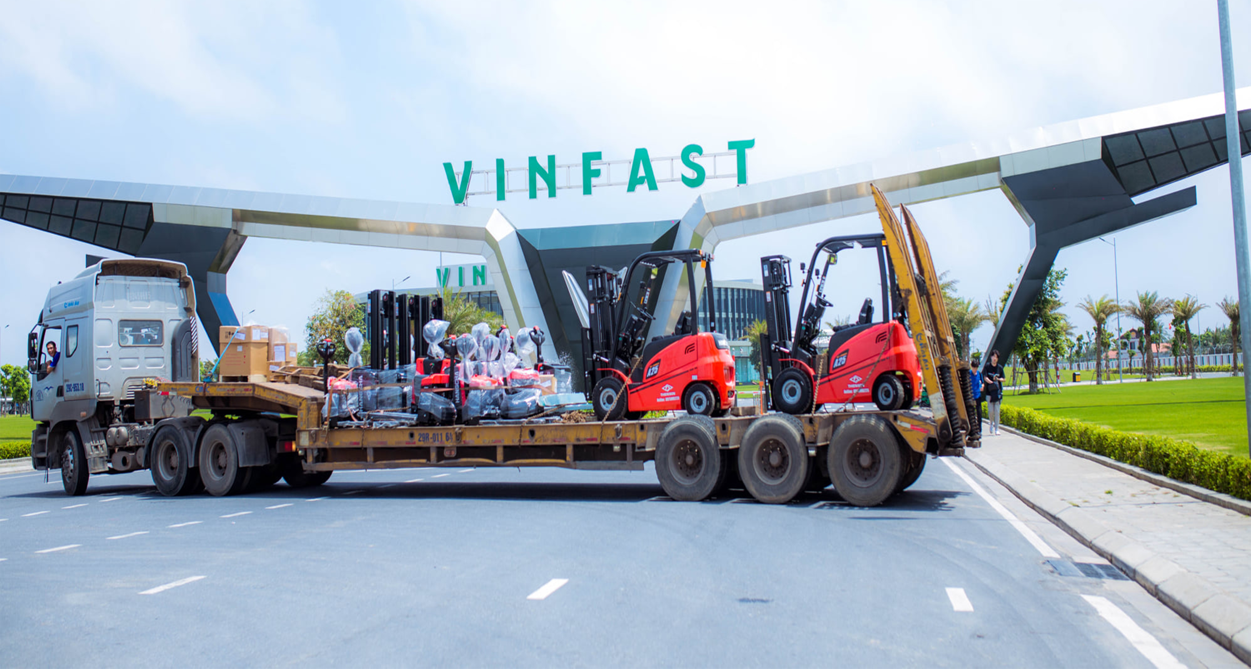 Xenanghc.com giao xe cho đối tác Vinfast
