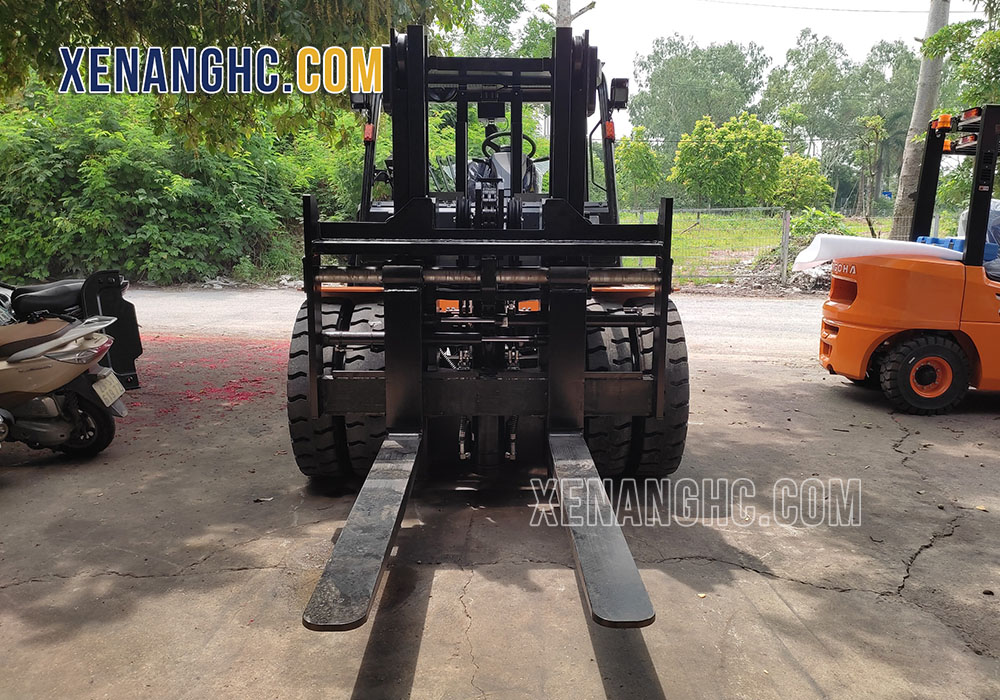 Xe nâng 10 tấn dầu Hangcha chui container