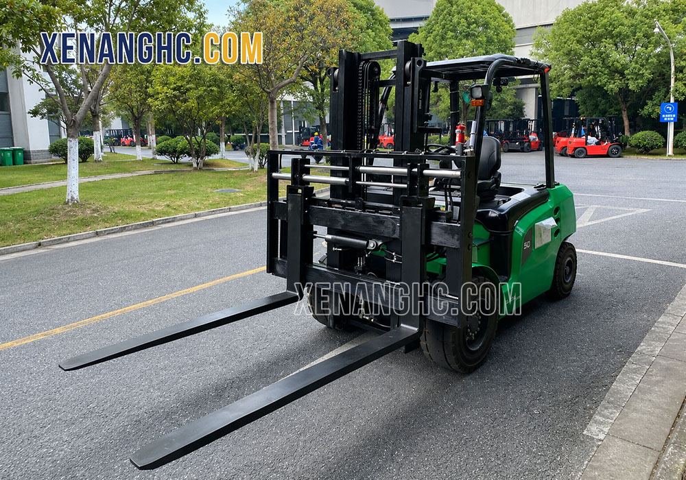 Xe nâng Hangcha gắn bộ công tác dịch càng xe nâng