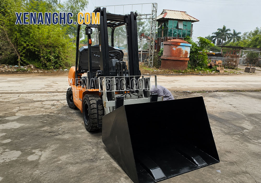 Xe nâng Hangcha gắn bộ công tác gầu xúc