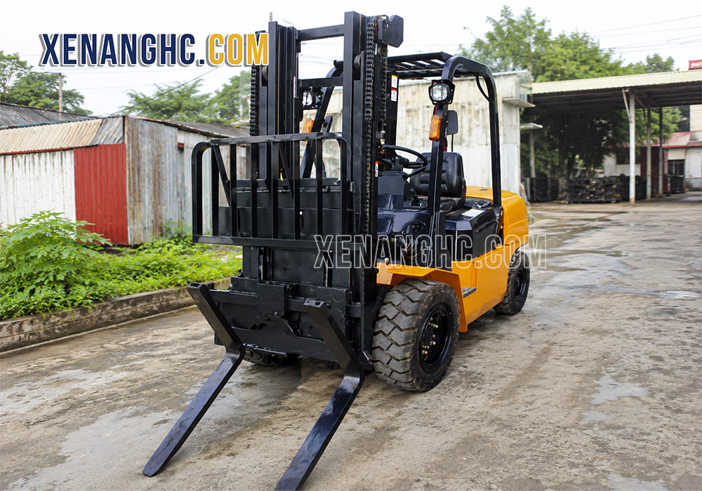 Xe nâng dầu Hangcha gắn bộ công tác gật gù