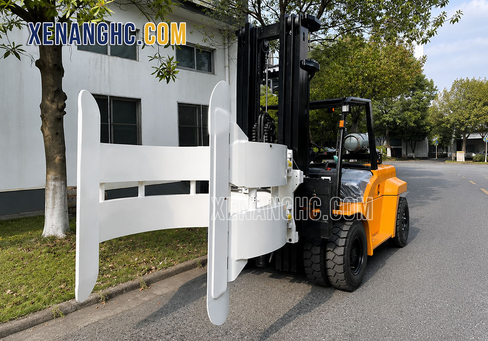 Xe nâng dầu Hangcha gắn bộ công tác kẹp tròn