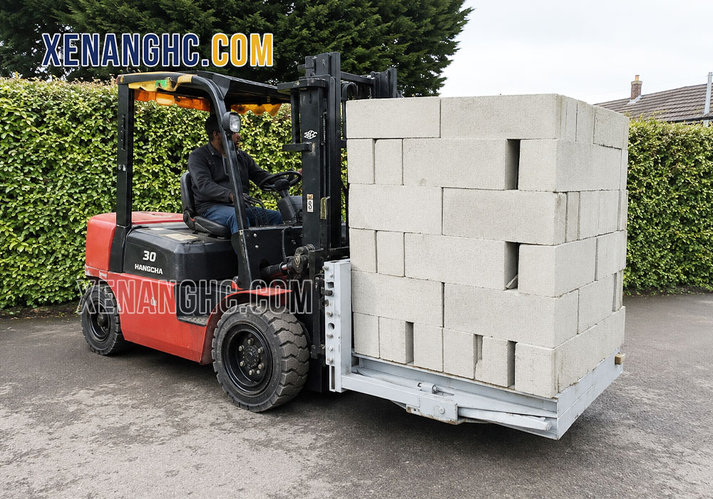 Xe nâng dầu Hangcha gắn bộ kẹp gạch ngang