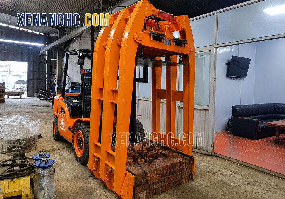 Xe nâng Hangcha gắn bộ kẹp gạch chụp