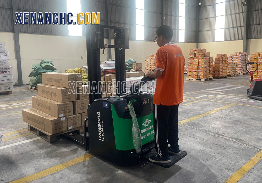 Xe nâng điện tay cao 1.6 tấn Hangcha có nhiều ứng dụng thực tế