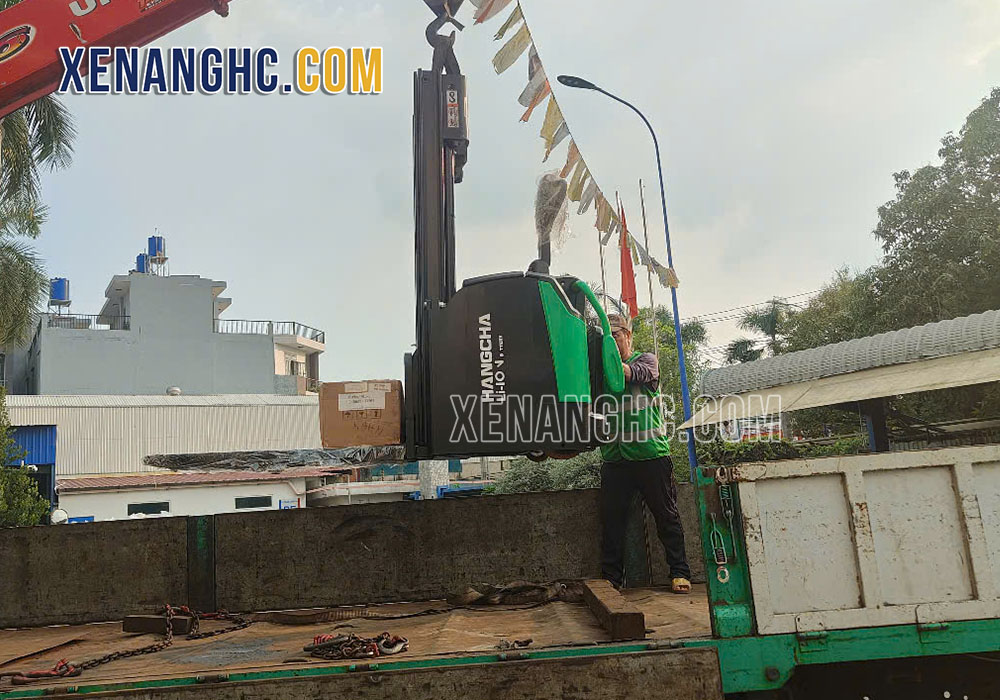Xe nâng điện tay cao 1.6 tấn Hangcha đang được vận chuyển đến khách hàng