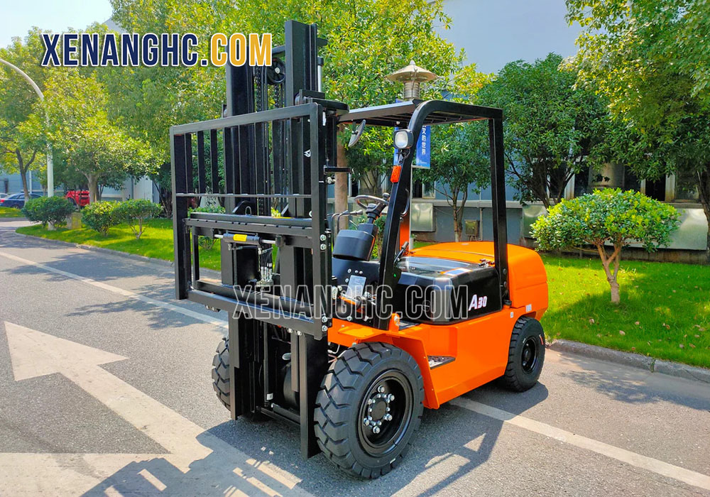 Xe nâng gắn bộ công tác dịch giá có nhiều ứng dụng thực tế