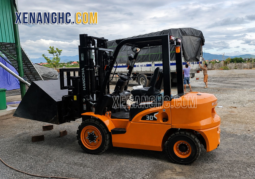 Xe nâng gắn bộ công tác gầu xúc có nhiều ứng dụng