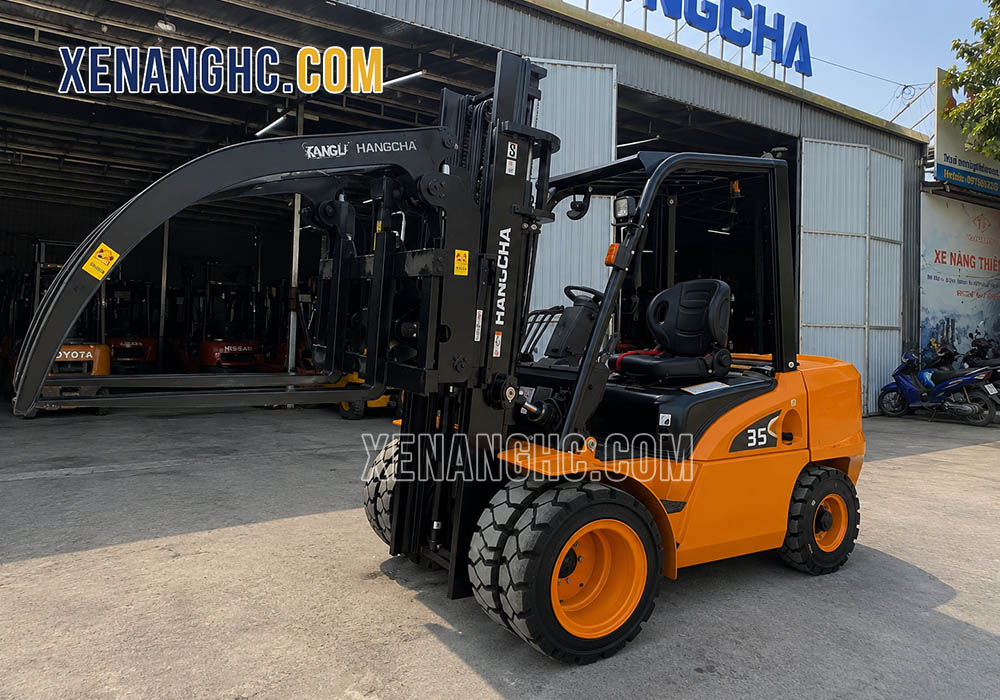 Xe nâng gắn bộ công tác kẹp gỗ Hangcha