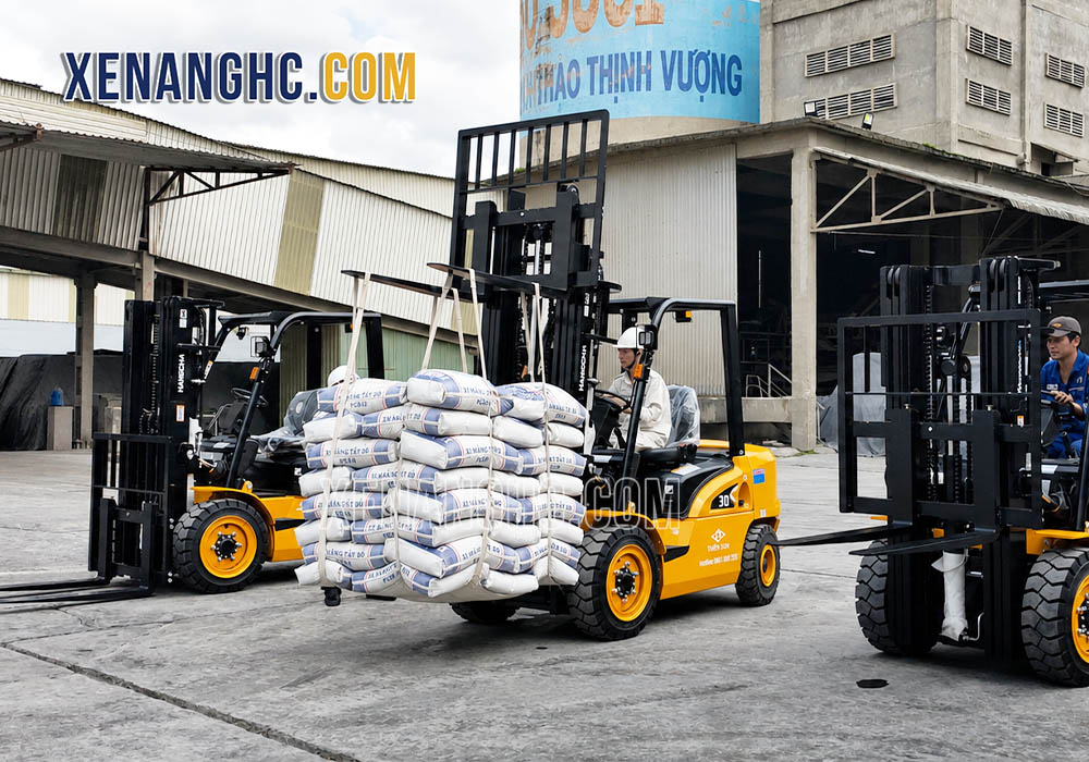 Xe nâng xi măng Hangcha hoạt động bền bỉ trong môi trường khói bụi