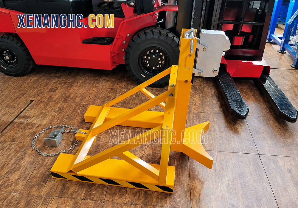 Bộ công tác kẹp phuy gắn trên xe nâng động cơ