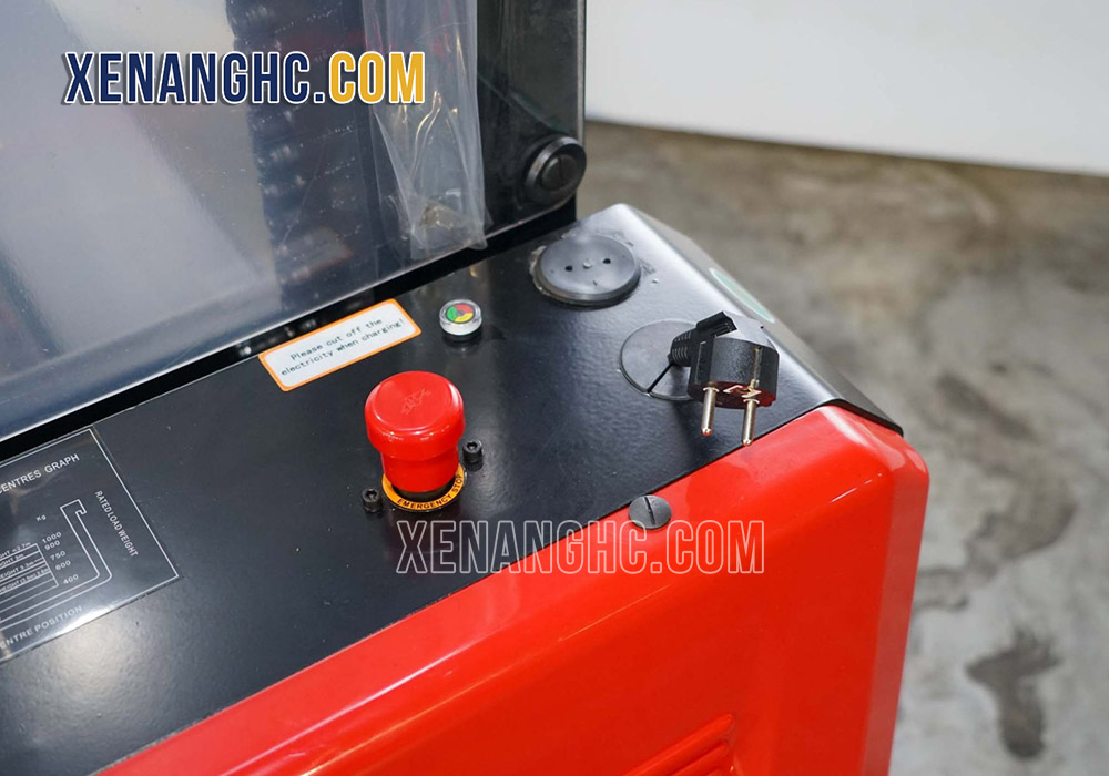 Nút đảo chiều khẩn cấp trên xe nâng điện tay cao 1 tấn Hangcha