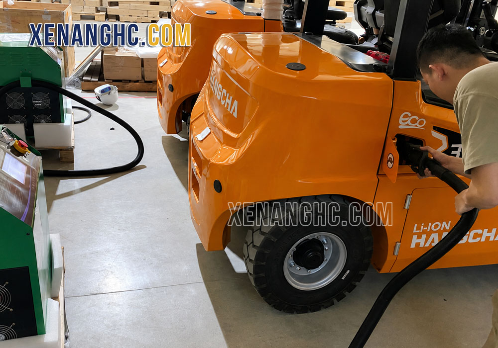 Sạc pin xe nâng điện Lithium trên xe nâng điện Hangcha