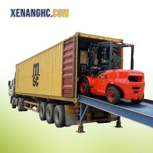 Xe nâng chui container