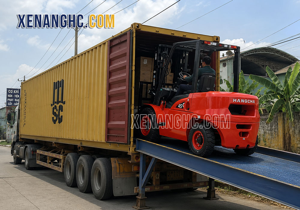 Xe nâng chui container chạy dầu Hangcha