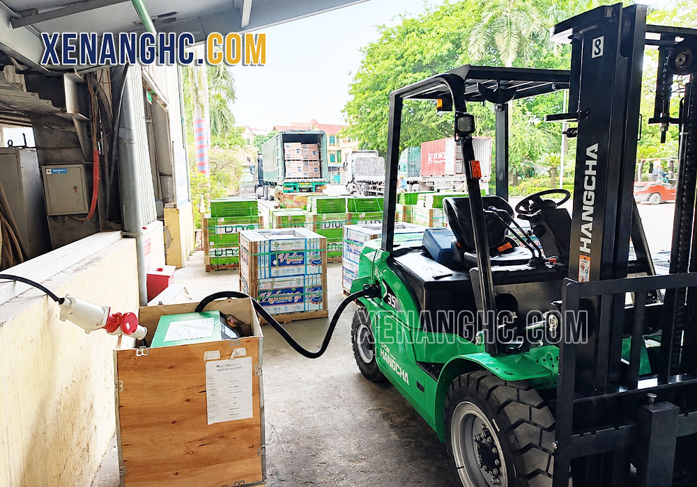 Xe nâng điện 3.5 tấn dòng XE lithium ion Hangcha sạc pin dễ dàng