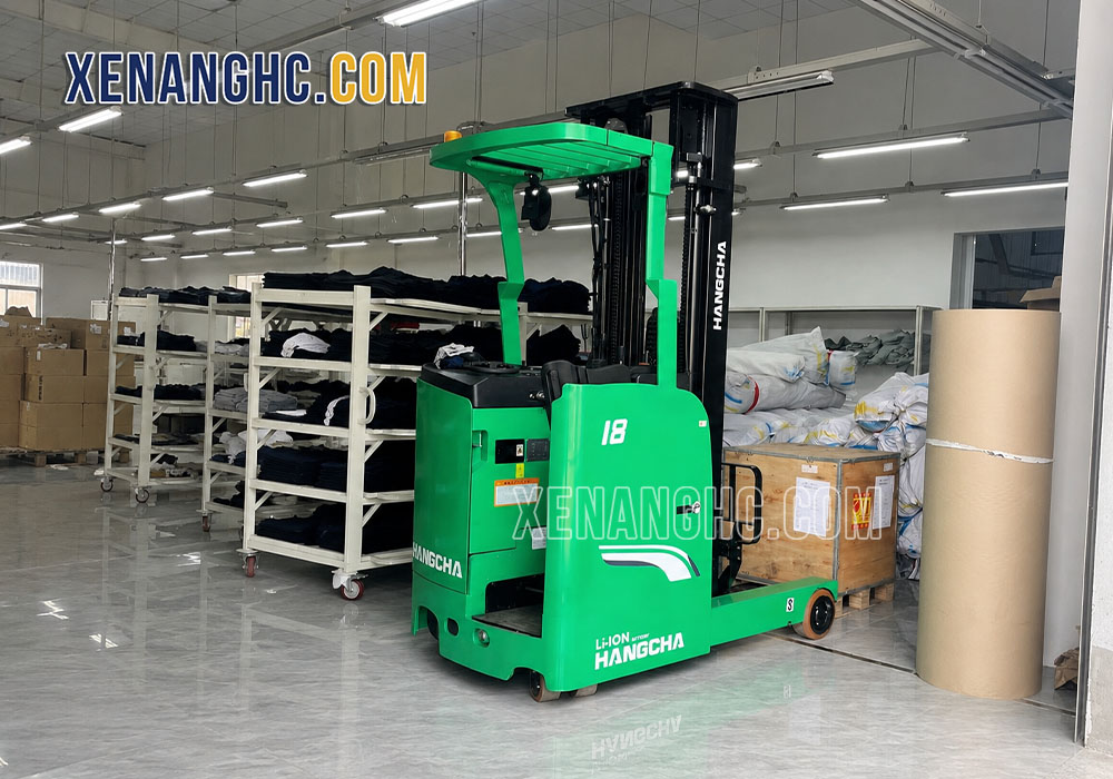 Xe nâng điện Reach truck đứng lái 1.8 tấn Hangcha trong kho