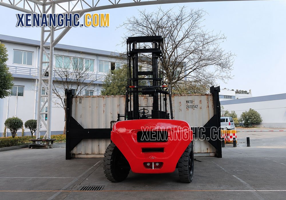 Xe nâng gắn bộ công tác Container Spreader