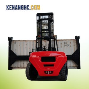 Xe nâng gắp container