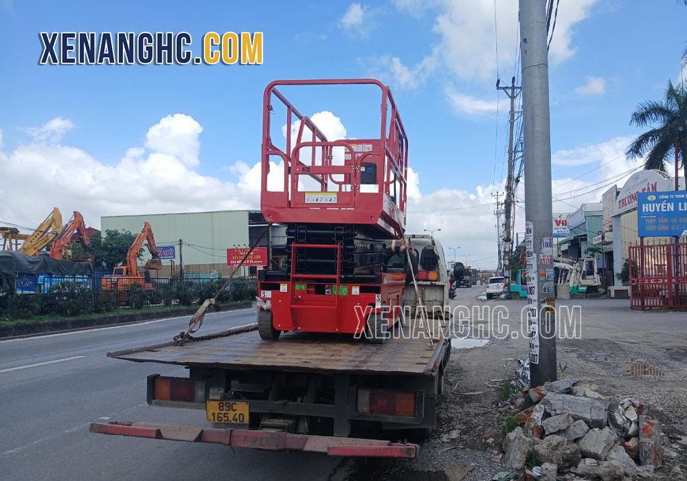 Xe nâng người dạng cắt kéo Hangcha đang được vận chuyển đến khách hàng