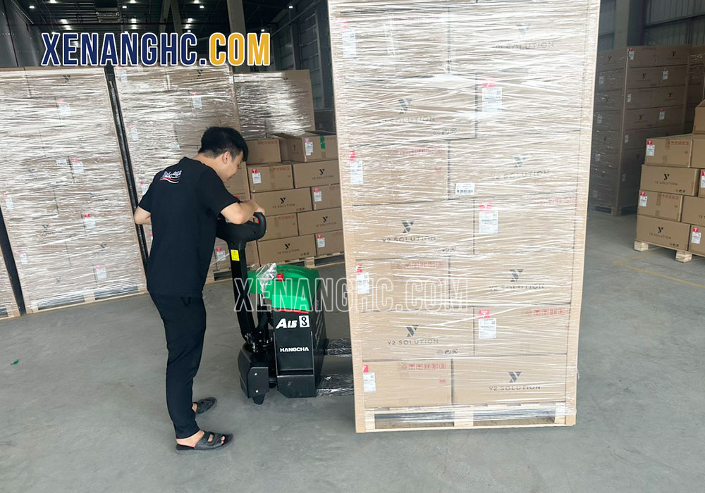 Xe nâng tay điện thấp 1.5 tấn Hangcha ứng dụng