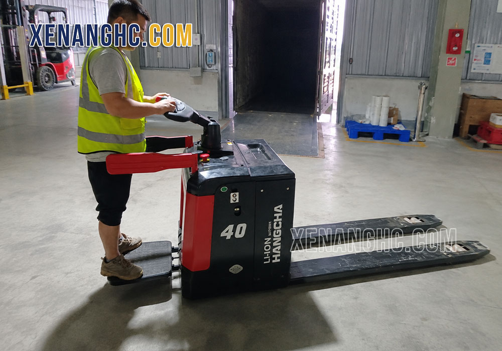 Xe nâng tay điện thấp 4 tấn Hangcha sở hữu nhiều tính năng an toàn