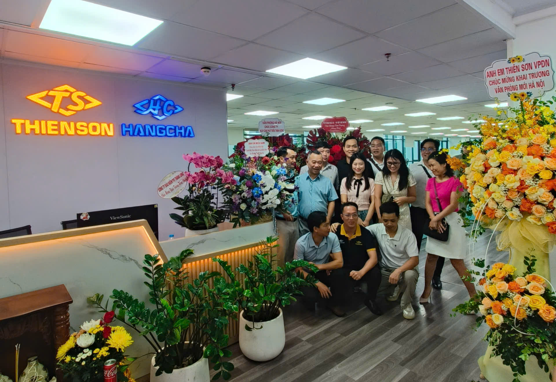 Anh chị em Xe nâng Thiên Sơn chụp ảnh kỷ niệm tại văn phòng Hoàng Quốc Việt