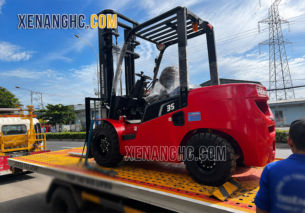 Xe nâng dầu 3.5 tấn số sàn A2 series Hangcha vận chuyển đến khách hàng